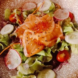สลัดแซลมอนสด