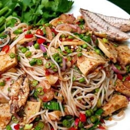 ส้มตำ ยำแซ่บ กล้วยน้ำไทย ตึกสีเหลือง