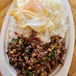 ผัดกะเพราเนื้อวัวคั่วแห้ง ราดข้าว
