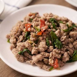 ผัดกะเพราหมูราดข้าว