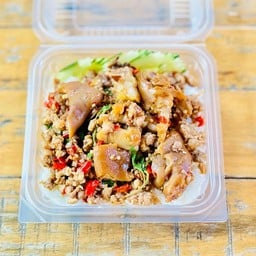 ข้าวกระเพรา 2 สหาย (คากิ)