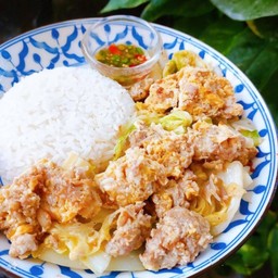 ผักกาดผัดหมูใส่ไข่ ราดข้าว