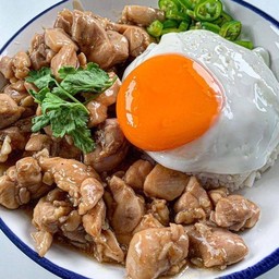 ไก่ผัดน้ำมันหอย ไข่ดาว ราดข้าว