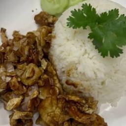 ข้าวหมูกรอบทอดกระเทียม