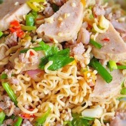 ยำมาม่าหมูยอ