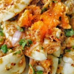 ลาบไข่ต้ม กับข้าว