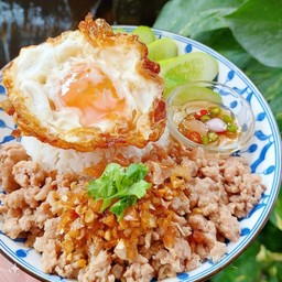 หมูสับผัดกระเทียม ไข่ดาว ราดข้าว