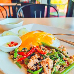 ผักบุ้งไฟแดงหมูชิ้นราดข้าว+ไข่ดาว