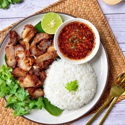 ข้าวหน้าหมูทอด จิ้มแจ่ว