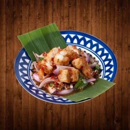 ยำปลาร้าไข่ปลหมึกทอด