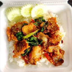 ผัดกระเพราหมูกรอบราดข้าว