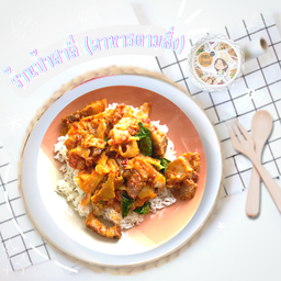 ข้าวราดผัดพริกแกงหมูกรอบใส่หน่อไม้ดอง