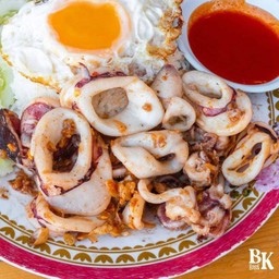 หมึกกระเทียม ไข่ดาว ราดข้าว ซอสพริก