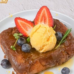 ปังโทสต์ สตอร์เบอร์รี่บลูเบอร์รี่+แครเกอร์+ไอศครีม+วิปครีม+ราดสตอร์เบอร์ร์