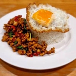 ข้าวกะเพราไก่ไข่ดาว