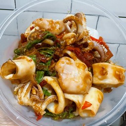 ข้าวกระเพราปลาหมึก