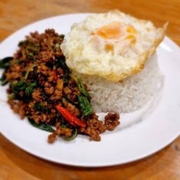 ข้าวกะเพราหมูไข่ดาว