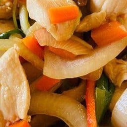 ข้าวหน้าไก่ผัดหอมใหญ่,ต้นหอม,แครอท