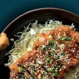 ข้าวหมูทอดราดซอสมิโสะ