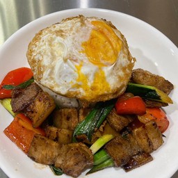 ผัดหมูสามชั้น +ไข่ดาว 蒜苗回锅肉+煎蛋 盖饭