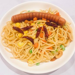 สปาเก็ตตี้ผัดพริกแห้งไส้กรอกทอดเจ