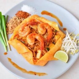 ผัดไทกุ้งสดห่อไข่