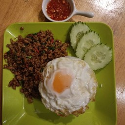 ผัดกระเพราหมูสับราดข้าว