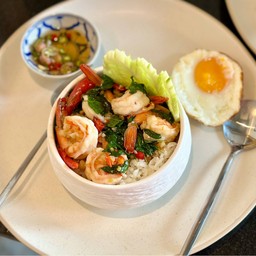 ข้าวกะเพรากุ้งไข่ดาว