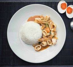 ข้าวราด  ปลาหมึก ผัดไข่เค็ม