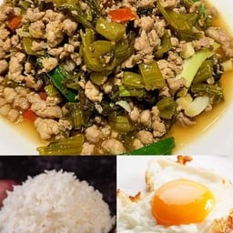 ผักกาดดองหมูสับ+ไข่ดาว  酸菜炒肉+煎蛋