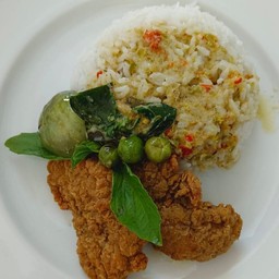 ข้าวสะโพกไก่ทอดกรอบ น้ำแกงเขียวหวาน