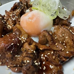 ข้าวหน้าหมูย่าง พร้อมไข่ลวก