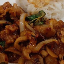 ข้าวหน้าไก่ผัดพริกเผา