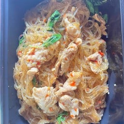 วุ้นเส้นผัดกระเพราหมูชิ้น-ไก่ชิ้น