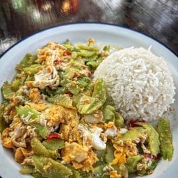 แตงกวาผัดไข่ราดข้าว