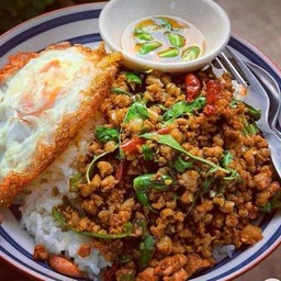 ข้าวกะเพราเนื้อสับ(เนื้อโคขุน) ไข่ดาว