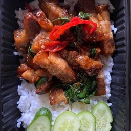 ข้าวผัดพริกแกงหมูกรอบ