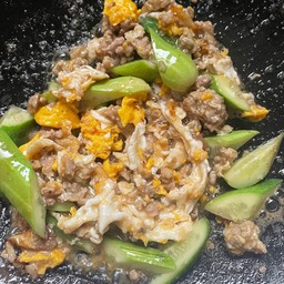 แตงกวาผัดไข่ราดข้าว