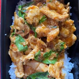 ข้าวผัดพริกแกง หมู-ไก่