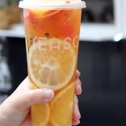 Fruit Tea Brewed From Tea Leaves, Topped With Juicy Fruits
