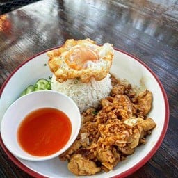 ไก่กระเทียมไข่ดาวราดข้าว