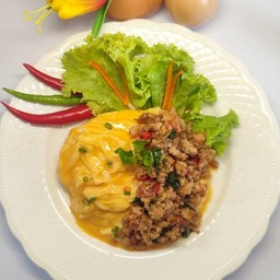 ข้าวไข่ข้นหน้ากะเพรา