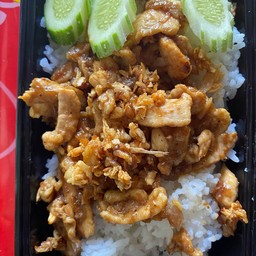 ข้าวกระเทียม หมู - ไก่