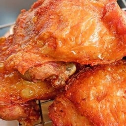 สะโพกไก่ทอด 1 ชิ้น(อย่าลืมระบุน้ำจิ้มตามที่ลูกค้าต้องการนะครับ)🥰🙏