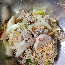 ยำมาม่า ลูกชิ้น ปลา