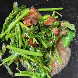 ผัดผักบุ้งหมูกรอบราดข้าว