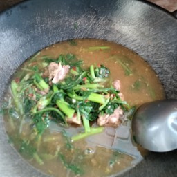 แกงผักกวางตุ้งดอกใส่ไก่หรือกะดูกก็ได้ค่ะ