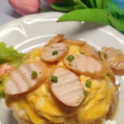 ข้าวไข่ข้นไส้กรอกกรอบ