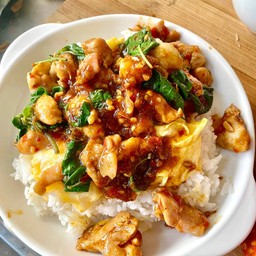 ข้าวกระเพราไก่ชิ้นไข่ข้น