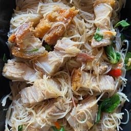 เส้นหมี่ผัดกระเพราหมูกรอบ